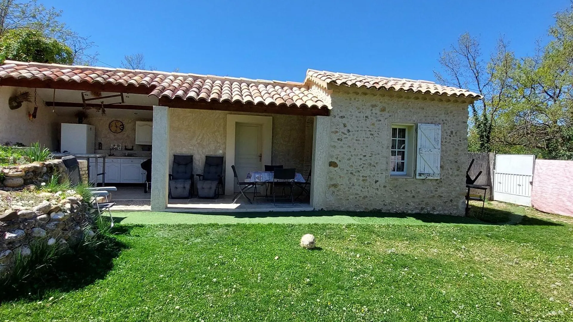 Cabanon Provencal En Pierre Guest House Riez